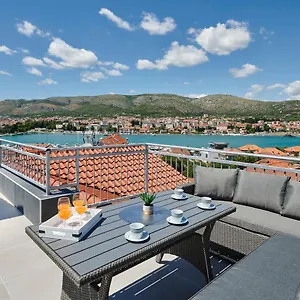& Zaja , Trogir Horvátország